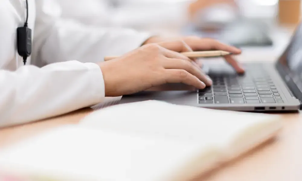 サポート体制のイメージ写真。パソコンを入力している手元の写真。