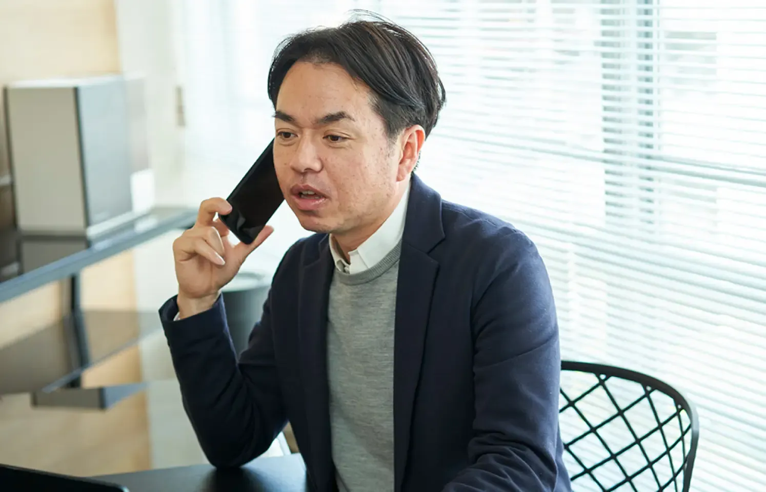 男性が携帯で電話している様子。
