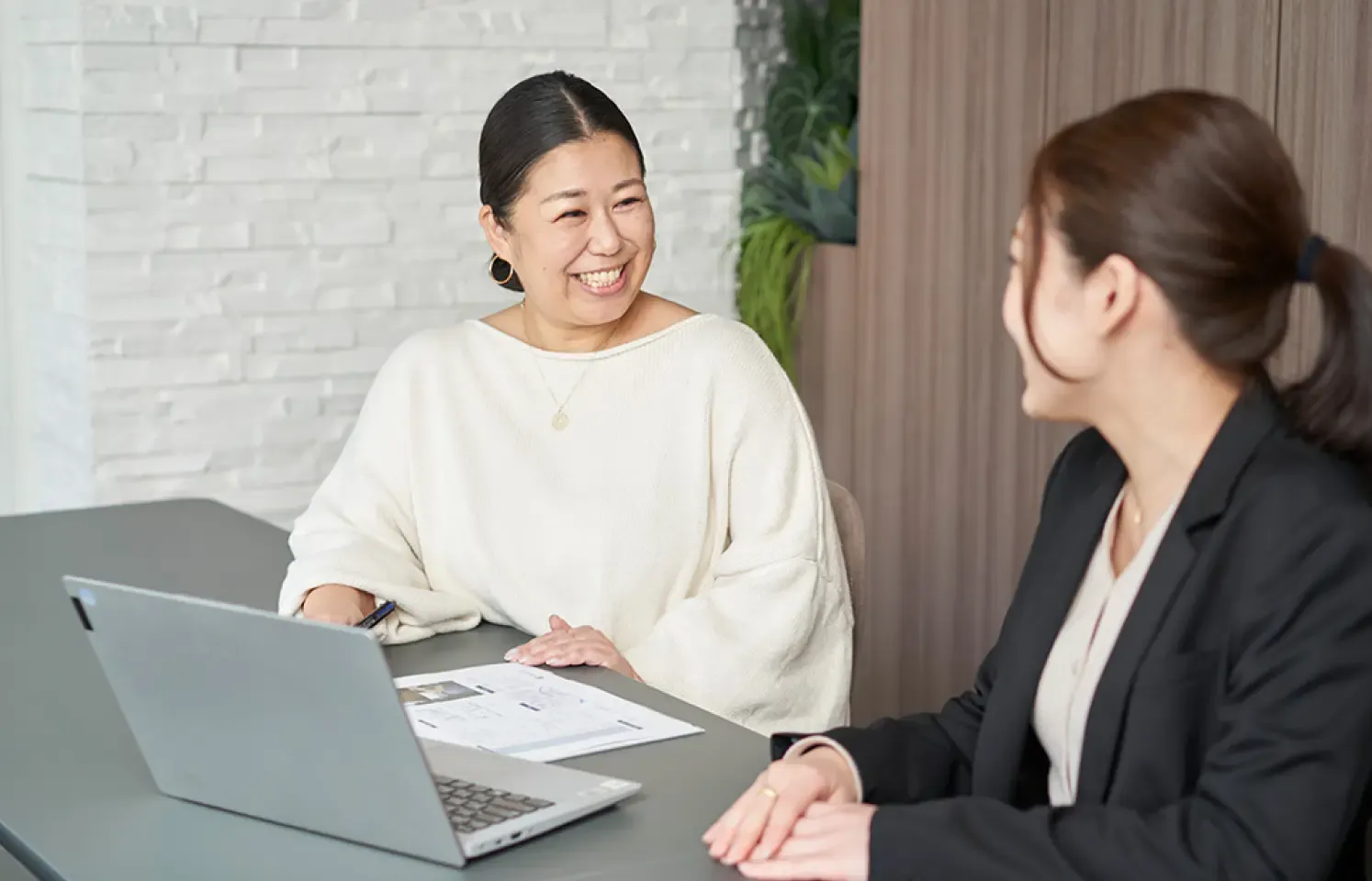 女性2人が打ち合わせで話している様子。